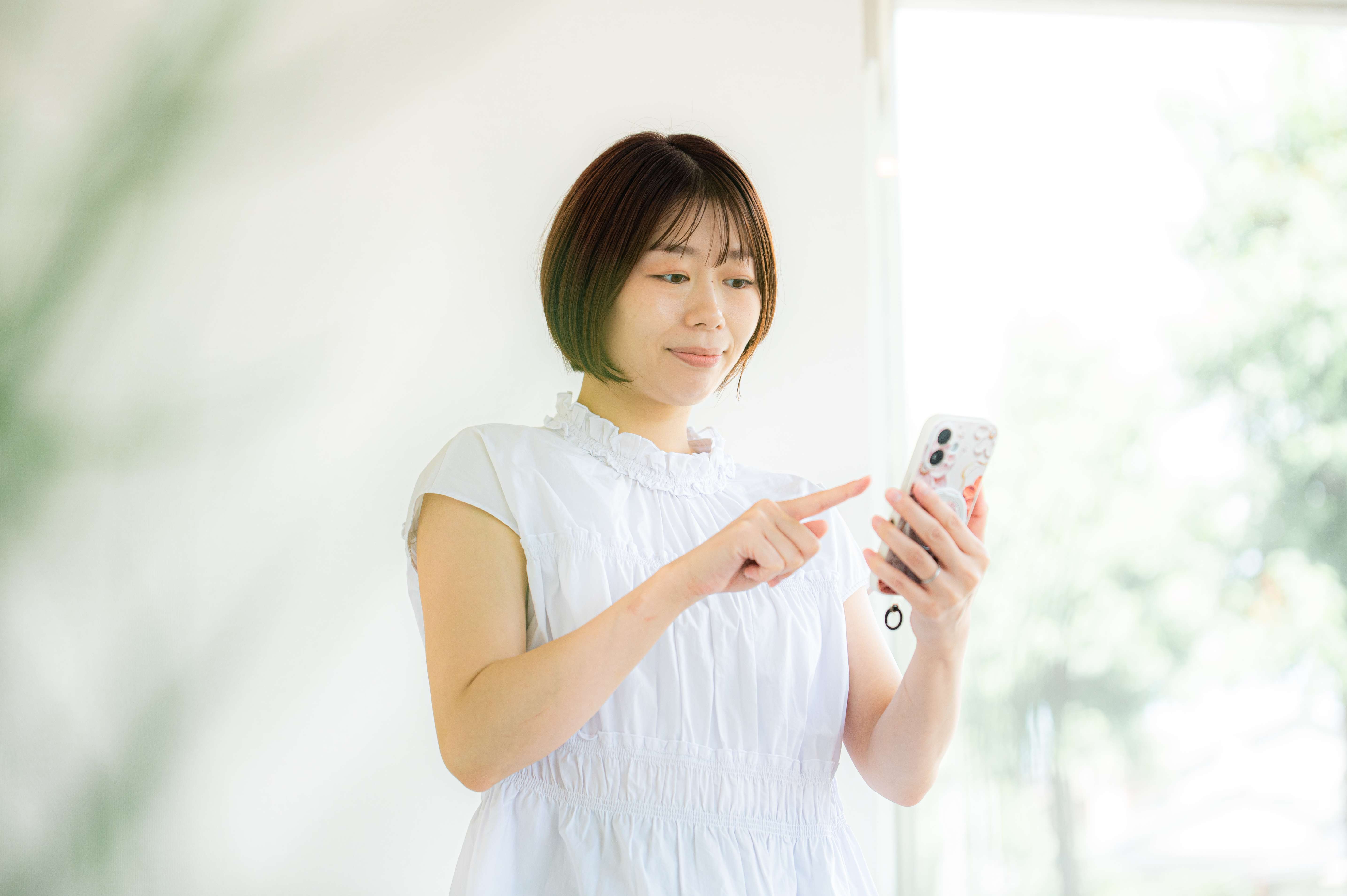 スマートフォンで予約している様子