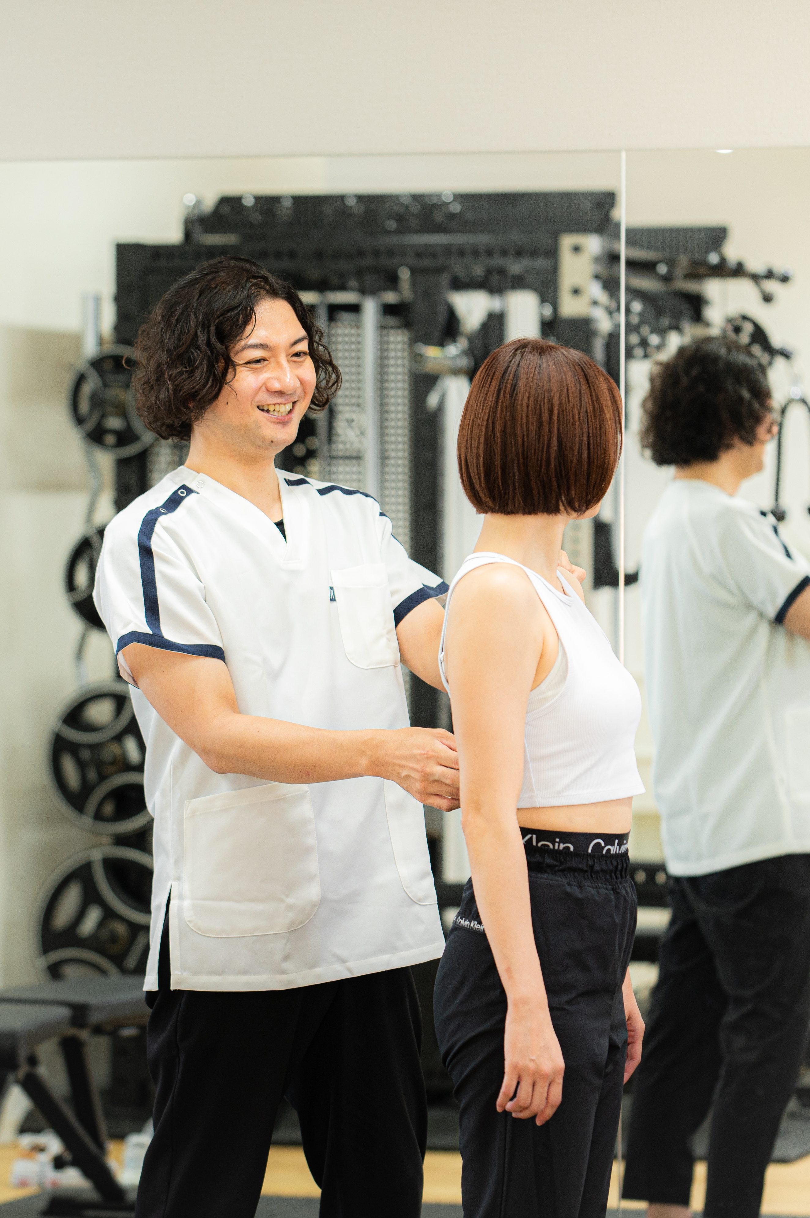 施術者が姿勢をチェックしている様子