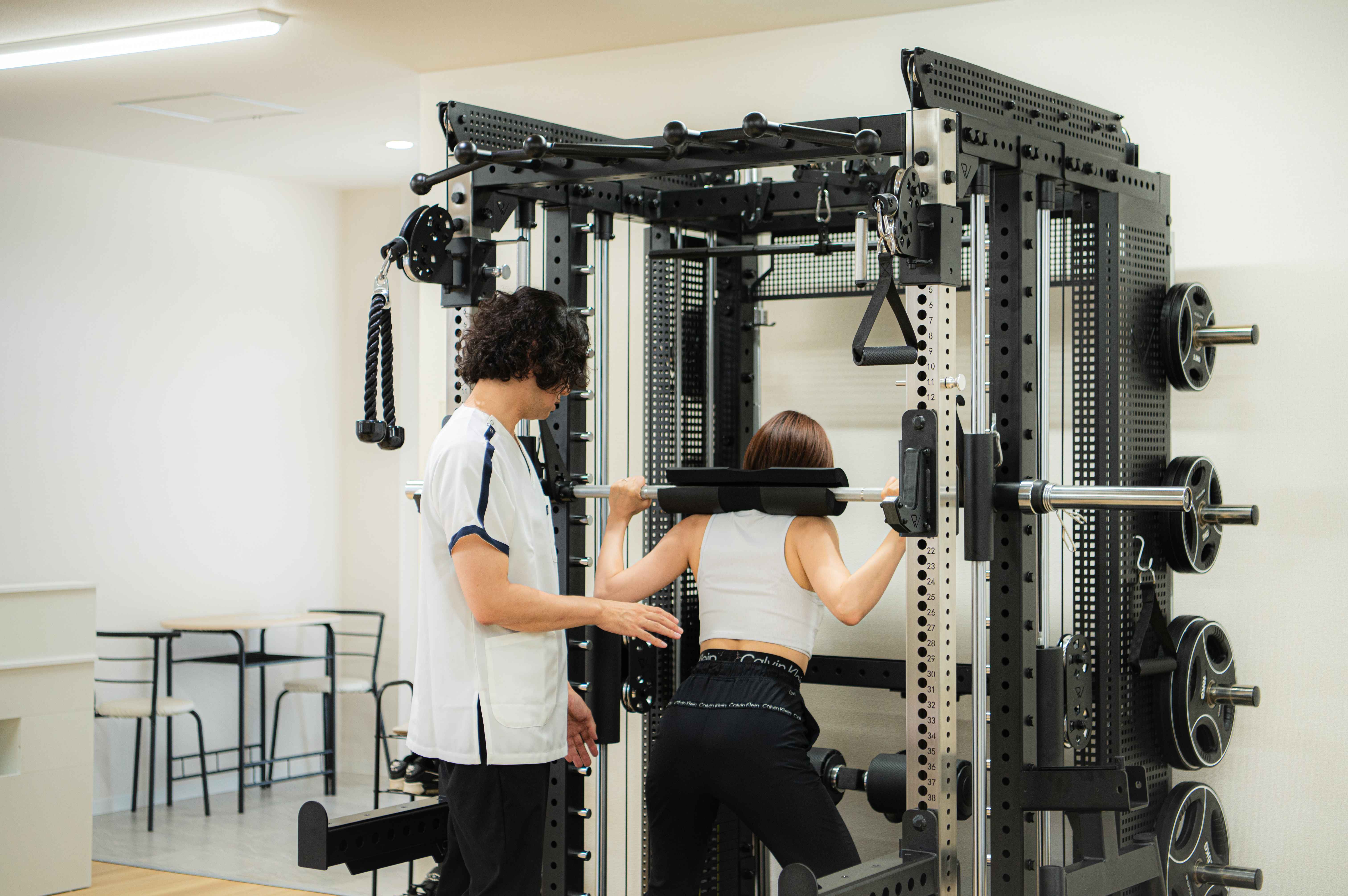 施術者がトレーニングを指導している様子
