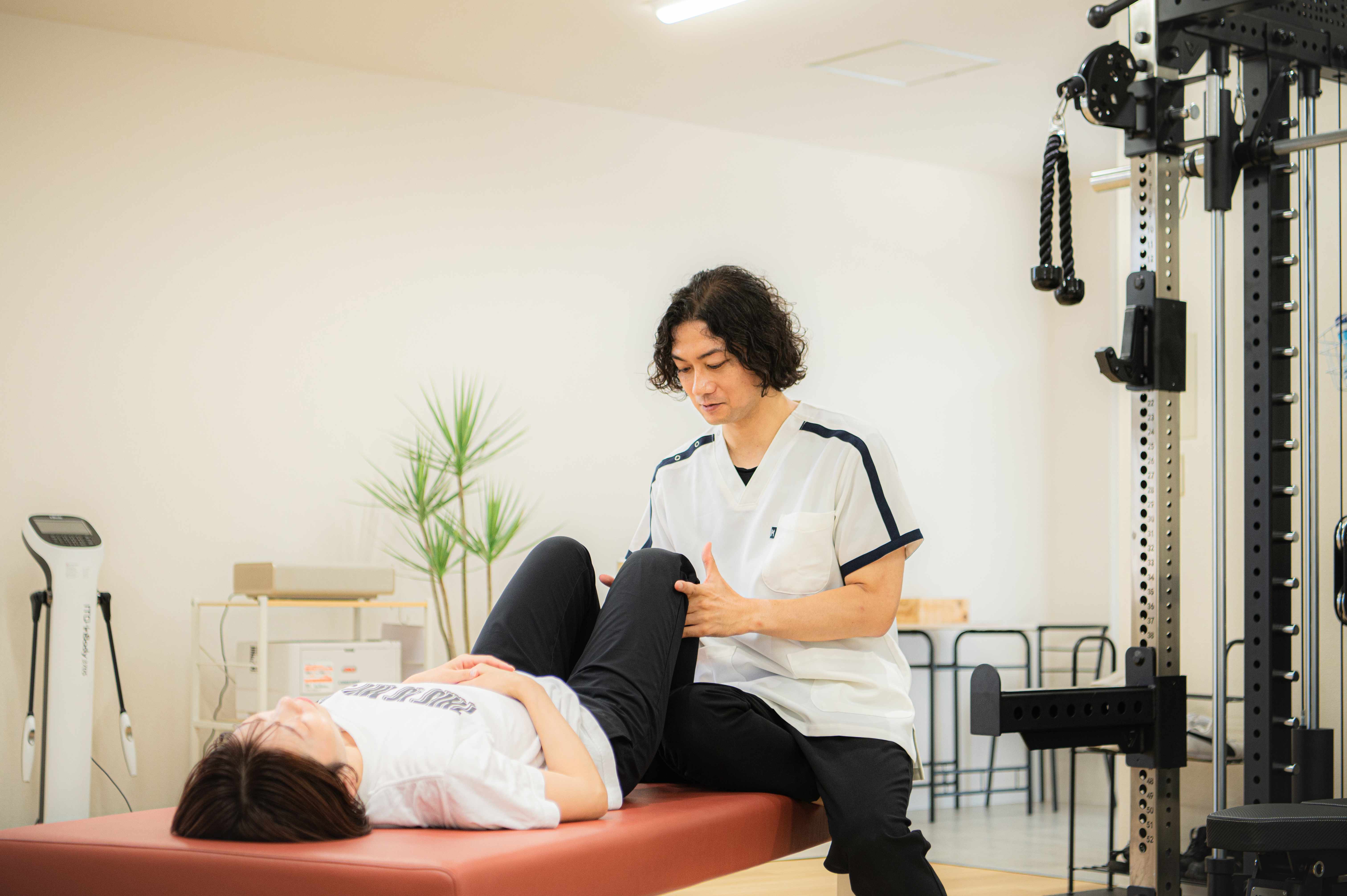 理学療法士が手技で施術している様子