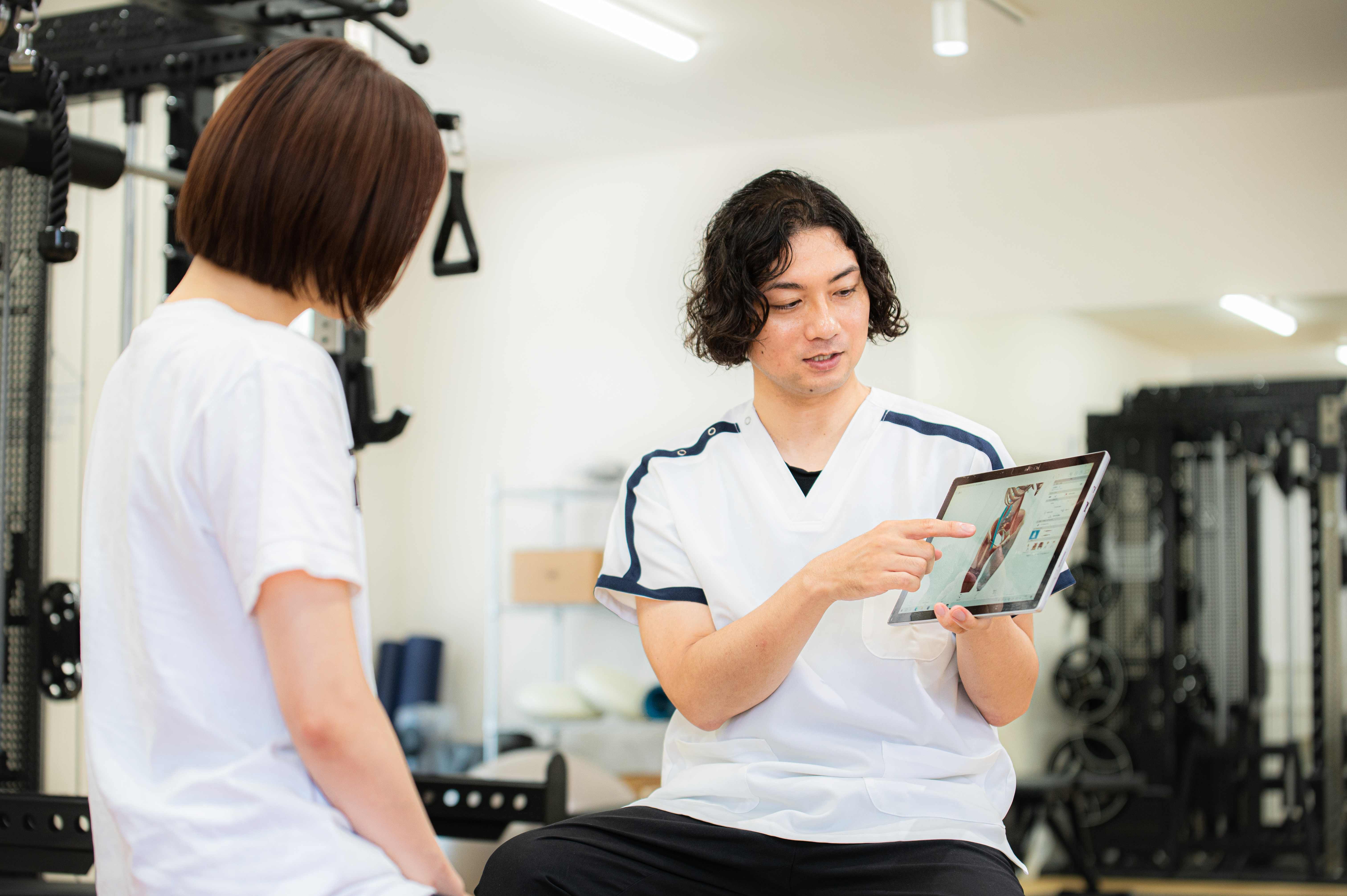 タブレットで筋肉の状態を説明している様子