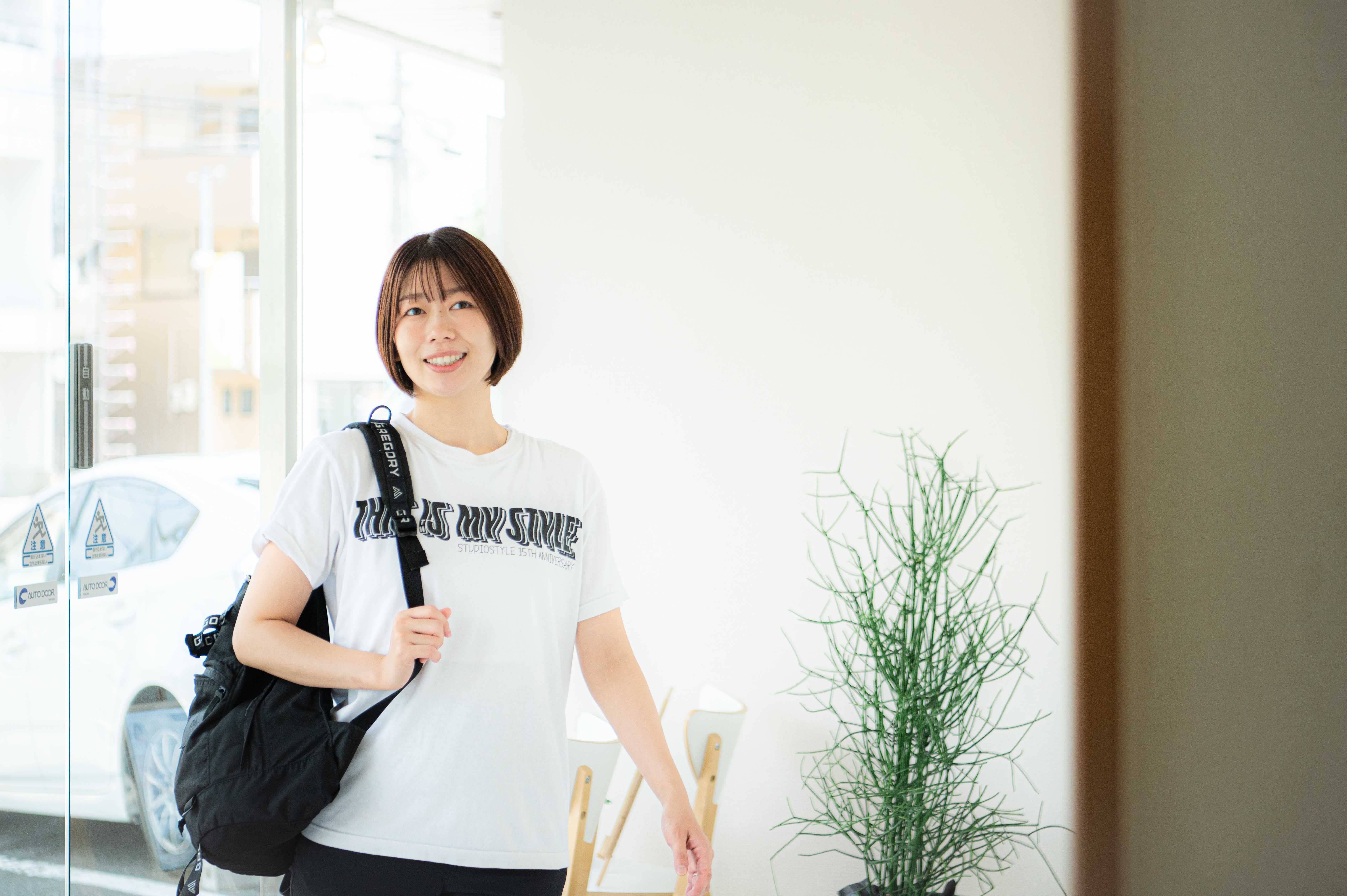 来店するお客様と明るいエントランス